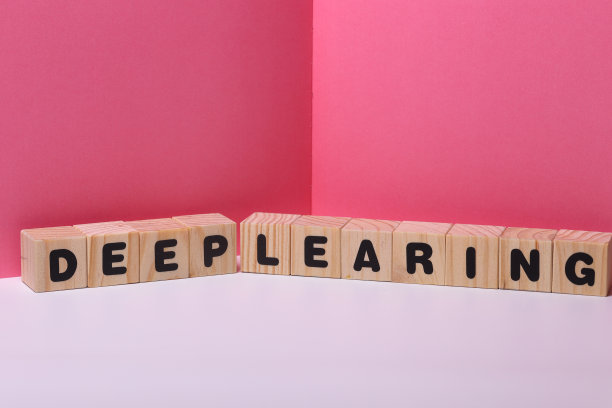 深入学习木制立方体上的单词图片下载