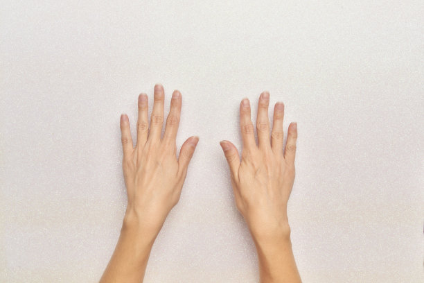 从上面看，白色背景上的女人的手图片下载