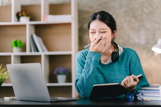 聪明和积极的亚洲女性自由职业者或学生在网上研讨会或家庭课程昏昏欲睡。视频通话和聊天图片下载