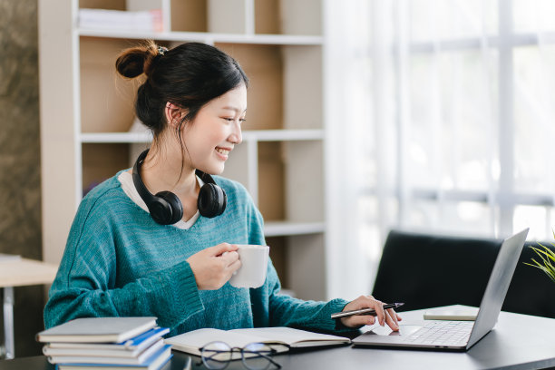 聪明而积极的亚洲女性自由职业者或在家学习在线研讨会或课程的学生。视频通话和聊天图片下载