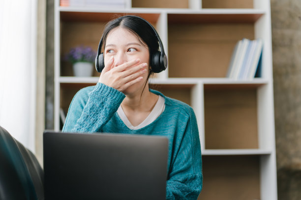 聪明和积极的亚洲女性自由职业者或学生在网上研讨会或家庭课程昏昏欲睡。视频通话和聊天图片下载