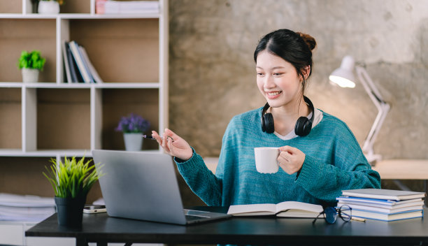 聪明而积极的亚洲女性自由职业者或在家学习在线研讨会或课程的学生。视频通话和聊天图片下载