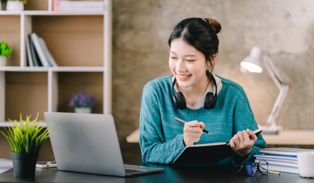 聪明而积极的亚洲女性自由职业者或在家学习在线研讨会或课程的学生。视频通话和聊天图片下载