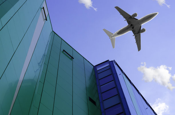 空中的飞机和现代化的建筑图片下载