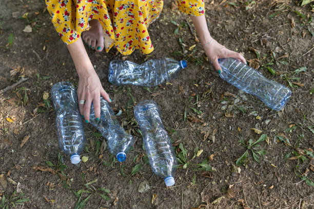 女人收集空塑料瓶图片下载