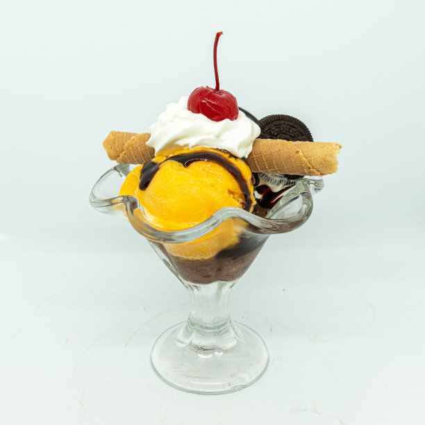 用香蒂伊和樱桃装饰的冰淇淋杯图片下载