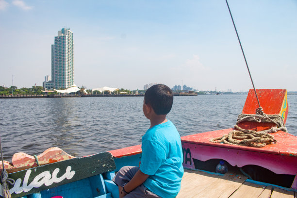 孩子们在海上驾驶游艇。孩子在船上航行图片下载