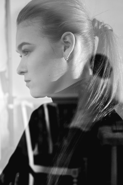 时装周秀场后台的年轻女性肖像。生活方式与人，黑白摄影图片下载