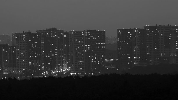 住宅多层建筑的夜晚城市的窗户照明图片下载