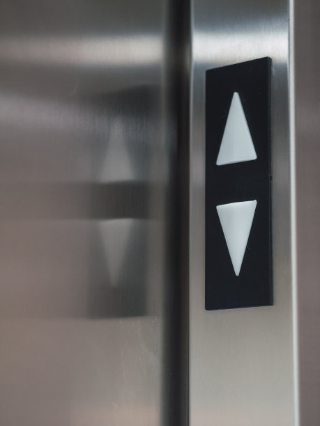在一个坏掉的电梯里。上下指示按钮图片下载