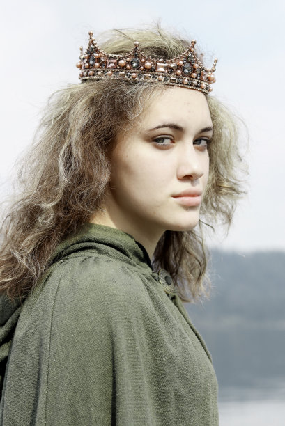 奇幻女孩与斗篷和皇冠对抗森林湖图片下载