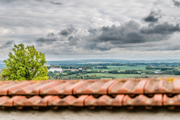 从墙后俯瞰图尔城图片下载