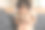 一个亚洲小女孩在家里的沙发上胃痛。孩子挤在她的肚子上所以疼痛而生病。那孩子做鬼脸。儿童卫生保健图片下载