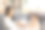 亚洲母亲和她的女儿碰杯享受和微笑与牛奶饮料。妈妈和小女孩拿着牛奶杯喝补钙。健康饮食的概念图片下载
