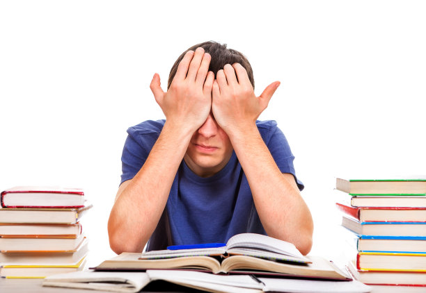 疲惫的学生与一本书图片下载