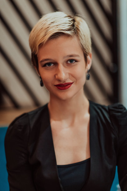 漂亮的女商人，在现代咖啡馆的成功自信。有选择性的重点图片下载