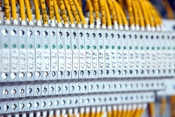 电工工程师工作测试仪测量电控箱控制中电力线路的电压和电流。以及继电保护系统上的电线。湾控制单元。中压开关设备。图片下载