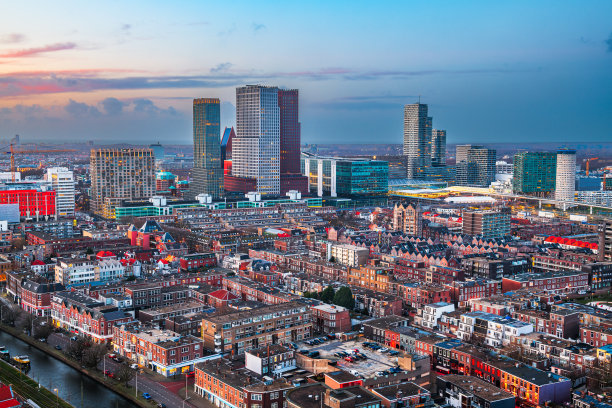 荷兰海牙黄昏时的城市天际线图片下载