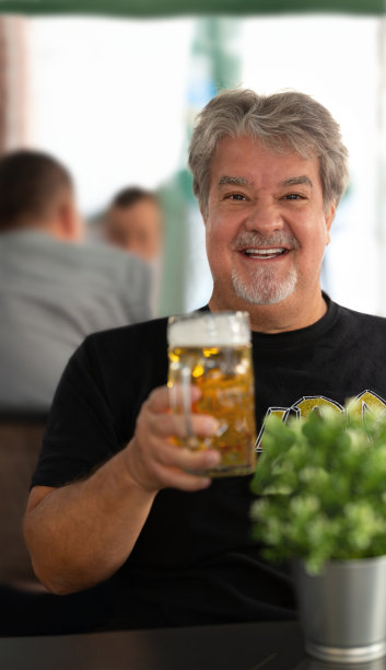 一个手拿啤酒的男人在做祝酒词图片下载