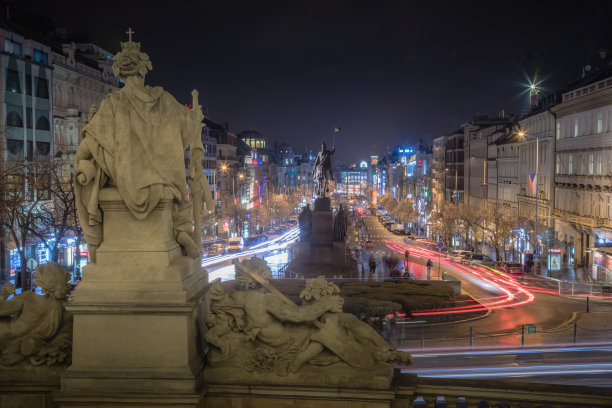 捷克共和国布拉格，夜间交通模糊的温塞斯拉斯广场图片下载