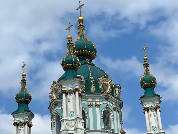 基辅，安德鲁的教堂穹顶上有金色的十字架。图片下载
