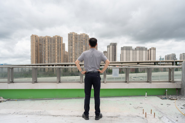 建筑工地上商人的背影图片下载