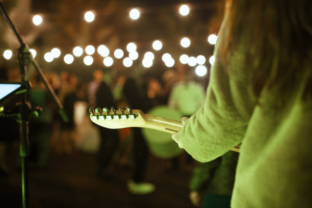 吉他手在舞台上为背景，柔和而模糊的概念图片下载