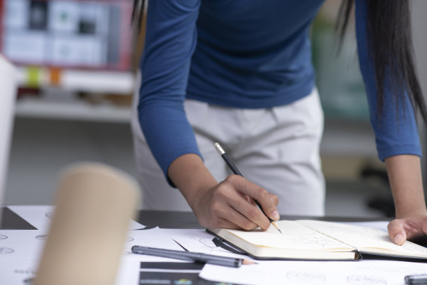 亚洲女性平面设计师在办公室工作。艺术家创意设计师插画图形技能概念。图片下载