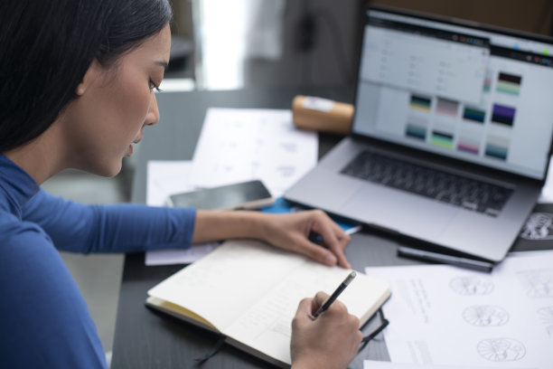亚洲女性平面设计师在办公室工作。艺术家创意设计师插画图形技能概念。图片下载