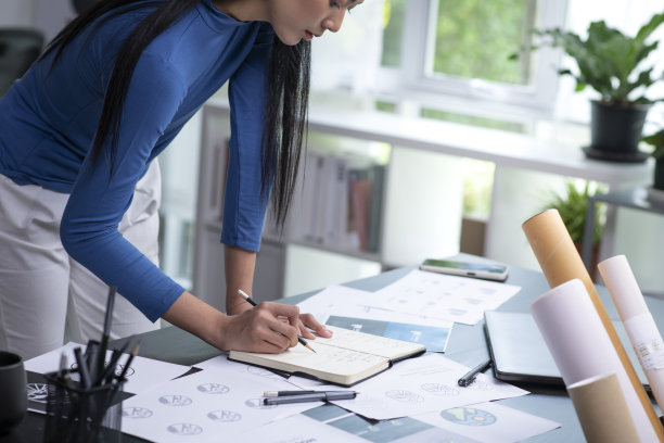 亚洲女性平面设计师在办公室工作。艺术家创意设计师插画图形技能概念。图片下载