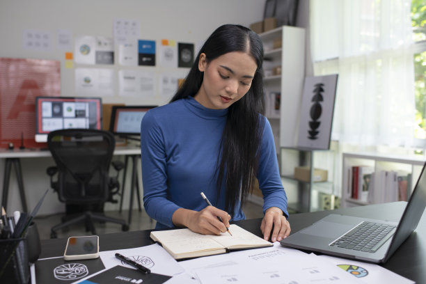 亚洲女性平面设计师在办公室工作。艺术家创意设计师插画图形技能概念。图片下载