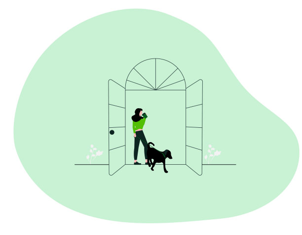 一个年轻的女人牵着一条扁平的狗散步图片下载