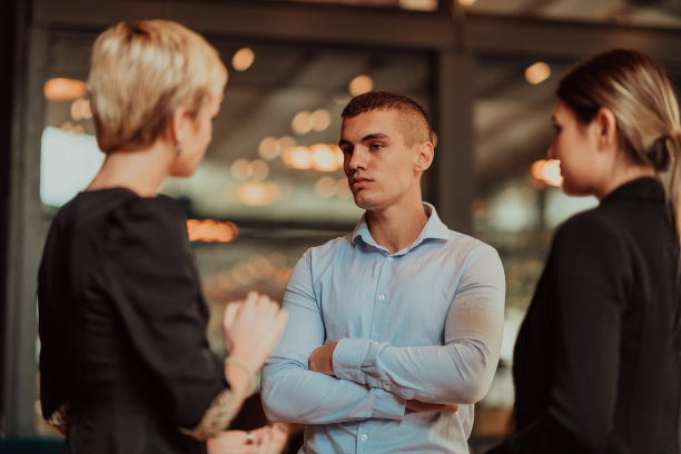 一群年轻人在现代城市环境中讨论商业理念的照片。有选择性的重点图片下载