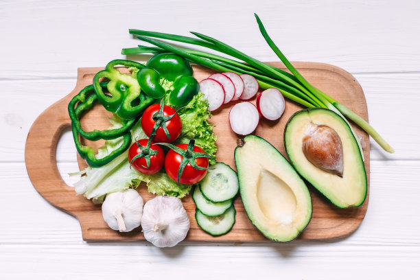 新鲜的农民在木桌上烹饪蔬菜。书的图片下载