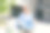 女大学生戴着耳机用智能手机户外学习。图片下载