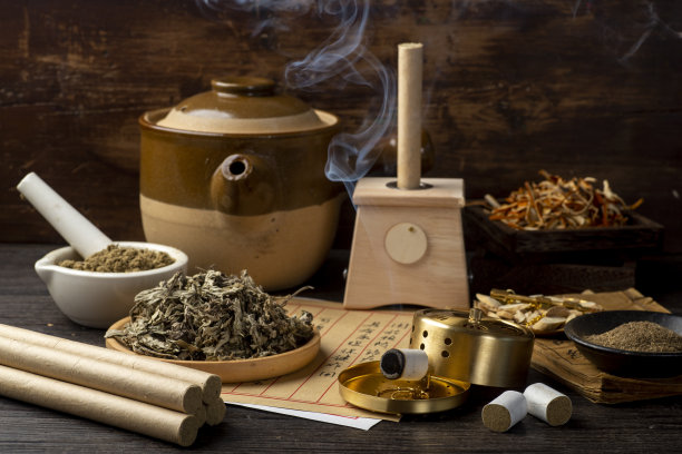 艾灸与中草药的背景。中医用于预防和治疗疾病，具有康复的功能。图片下载