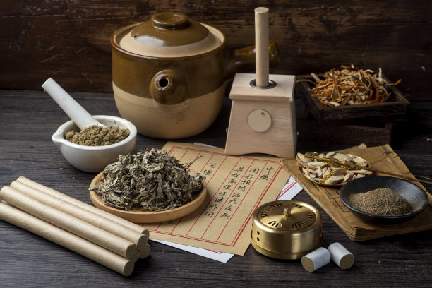 艾灸与中草药的背景。中医用于预防和治疗疾病，具有康复的功能。图片下载