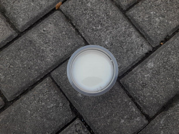 牛奶饮料在塑料杯图片下载