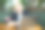 有灵感的迷人模特在她的笔记本电脑上写作，花时间独自在咖啡馆，在桌子上有一杯鸡尾酒，忙碌，穿着西装。图片下载