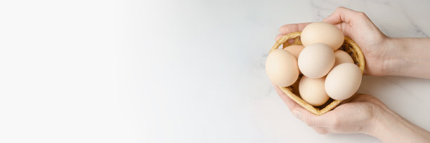 女人手心捧着草筐，手心捧着大鸡蛋图片下载