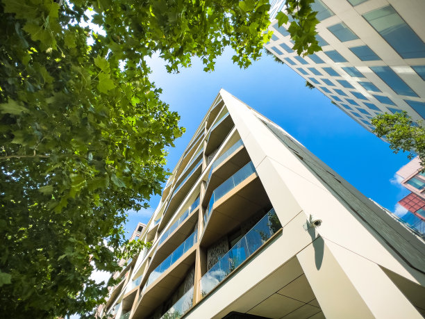 城市中的现代未来主义建筑图片下载