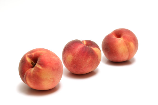 桃子在白色的背景上分开。图片下载