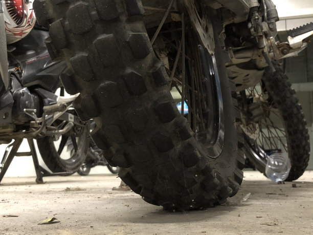 摩托车十字轮胎照片图片下载