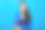 一个年轻漂亮的女商人，手里拿着一个活页夹，面带微笑地看着镜头。一个扎着马尾的黑发女孩图片下载