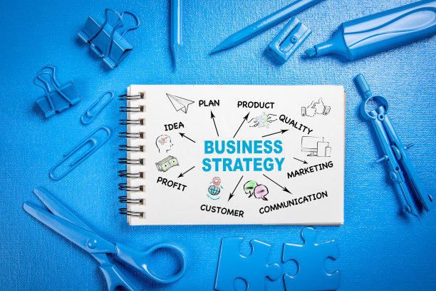 经营战略、投资理念。图表与关键字和图标。蓝色的办公桌上图片下载