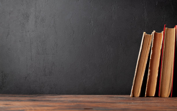 旧书放在木桌和黑板上图片下载