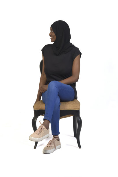 一个女人坐在白底椅子上的全貌图片下载