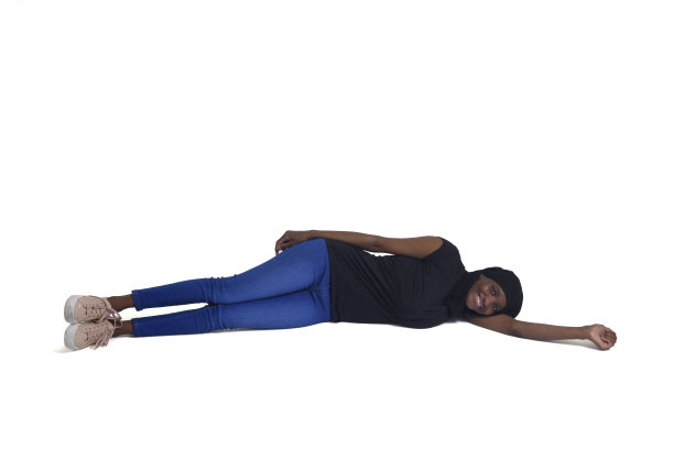 女人躺在白色的地板上图片下载