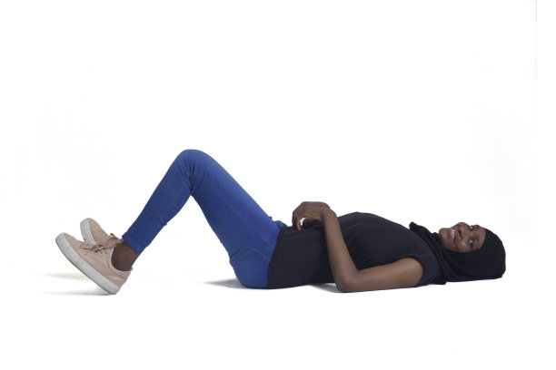 女人躺在白色的地板上图片下载