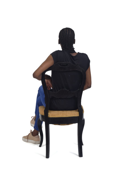 一个女人坐在白底的椅子上图片下载